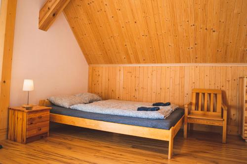 een slaapkamer met een bed en een houten plafond bij Jałowcówka Centrum Aktywności Psychoruchowej in Koszarawa
