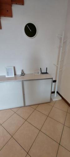 a desk in a room with a frisbee on the wall at Casa di Vika in Volta Barozzo