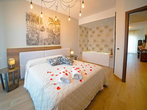 ein Schlafzimmer mit einem Bett mit roten Rosenblättern drauf in der Unterkunft 12 min da Venezia - Enide Luxury House in Mira