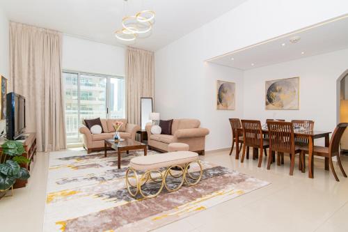 พื้นที่นั่งเล่นของ Cozy 2BR Delux Apartment in Dubai Marina