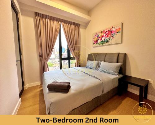 Schlafzimmer mit einem großen Bett und einem Fenster in der Unterkunft Sentral Suites KL Sentral by The Cynefin in Kuala Lumpur