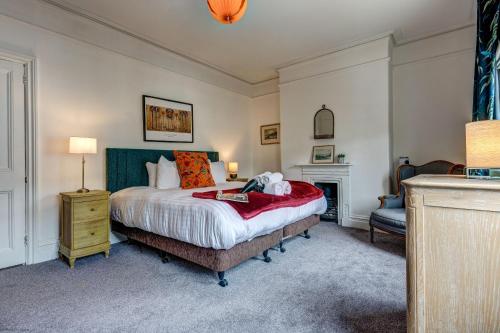 um quarto com uma cama e uma lareira em The Oxford Artist's House em Oxford