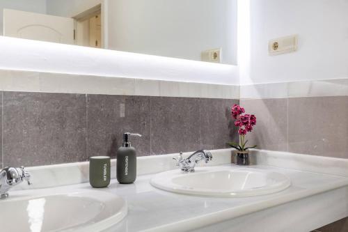 埃斯特波納的住宿－Villa escandinava con vistas preciosas al Golf，浴室设有2个水槽和镜子