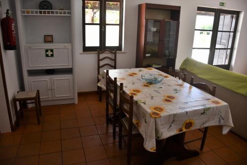 - une salle à manger avec une table et des chaises dans l'établissement Alojamentos Vitinho 3 for Walkers, à Vila Nova de Milfontes