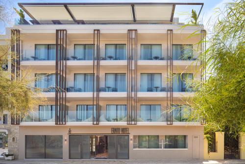 un edificio de apartamentos con muchas ventanas en Erato by Samian Mare en Karlovasi