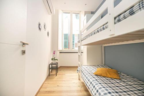 ein Schlafzimmer mit einem Etagenbett und einer Treppe in der Unterkunft Porto Antico Exclusive Apartment in Genua
