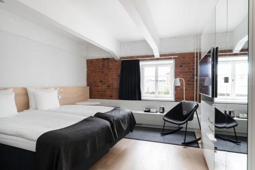a bedroom with a bed and a desk and chairs at Original Sokos Hotel Villa Tampere in Tampere