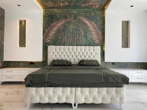 加奇卡克的住宿－Willa Alanya，一间卧室配有一张白色的床和绿色的墙壁