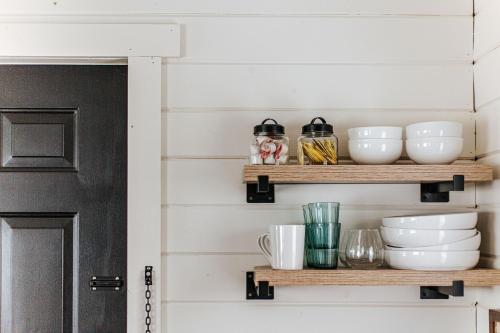 Φωτογραφία από το άλμπουμ του Downtown Tiny Home near Shenandoah National Park σε New Market