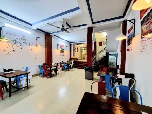 een restaurant met tafels en stoelen in een kamer bij Ha Giang Donkey hostel in Ha Giang