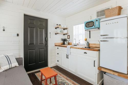 Η κουζίνα ή μικρή κουζίνα στο Downtown Tiny Home near Shenandoah National Park