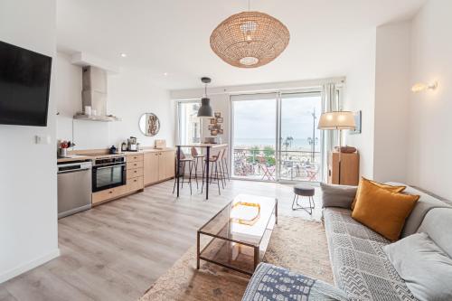 un salon avec un canapé et une table dans l'établissement VILLA Henry - FOCH, à Les Sables-dʼOlonne