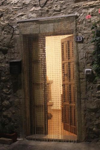 une porte dans un mur en pierre avec une porte dans l'établissement Il Rustico di Meggiano, à Meggiano