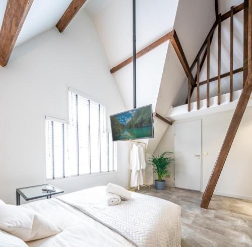 a bedroom with white walls and wooden beams at New Family XL Utopia Top floor app4 Rotterdam-Schiedam City Centre Central in Schiedam