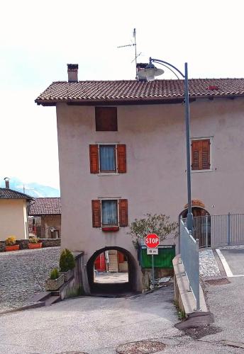 un panneau d'arrêt devant un bâtiment dans l'établissement Al Portec, à Vezzano
