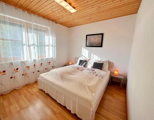 ein Schlafzimmer mit einem Bett und einem großen Fenster in der Unterkunft Ferienhaus Sonnenberg in Reith bei Seefeld
