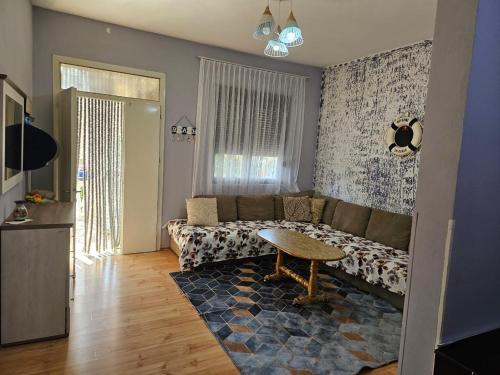 瓦利波約的住宿－Titi's home Velipoje，客厅配有沙发和桌子