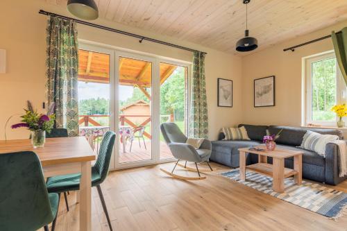ein Wohnzimmer mit einem Sofa und einem Tisch in der Unterkunft Rentynówka in Gietrzwałd