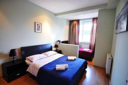 ein Schlafzimmer mit einem Bett mit zwei Handtüchern darauf in der Unterkunft Tbilisi Sweet Home in Tbilisi City
