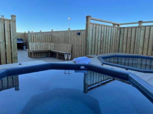 una piscina en una terraza con una valla de madera en Tryggvabraut, en Akureyri