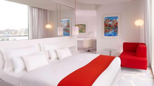 Ένα ή περισσότερα κρεβάτια σε δωμάτιο στο art'otel cologne, Powered by Radisson Hotels