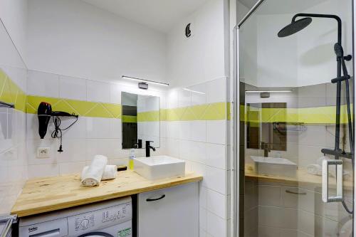 a bathroom with a sink and a shower at Plein la vue - T4 Saint Leu 1ère ligne Pieds dans l'eau in Saint-Leu