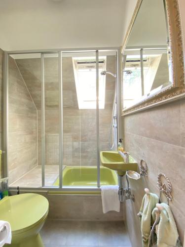 a bathroom with a green tub and a sink at Gästezimmer Neumair in Undeloh