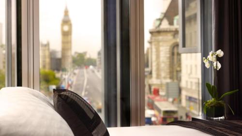 伦敦Park Plaza London Westminster Bridge的带沙发的窗户享有城市美景。