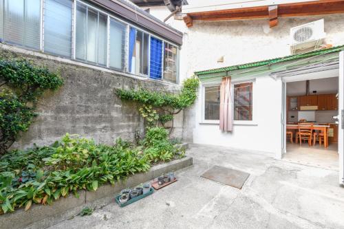a house with a garden and a patio at Appartamento in Piazza in Moniga