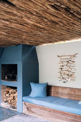 ein Zimmer mit einem blauen Kissen und einem Kamin in der Unterkunft The Oyster Shack by The Oyster Collection in Kenton on Sea