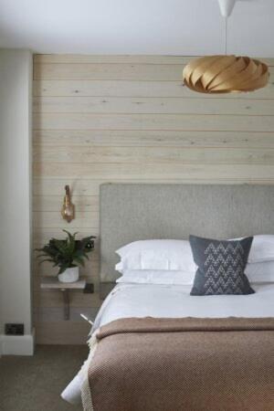 Una cama o camas en una habitación de Hoot
