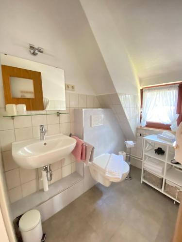 een badkamer met een wastafel en een toilet bij Ferienwohnung Neumair in Undeloh