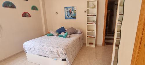 een kleine slaapkamer met een bed in een kamer bij Apartamentos Real 81 in Estepona