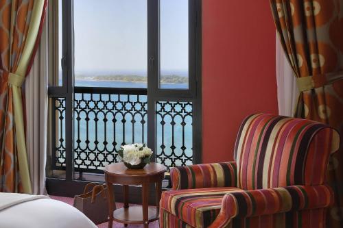 Výhled na řeku, která protéká v blízkosti hotelu