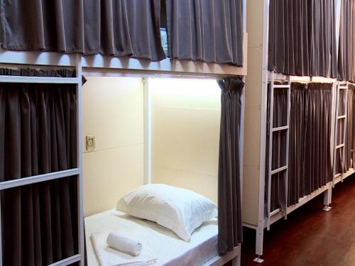 Un pat sau paturi într-o cameră la Orom hostel