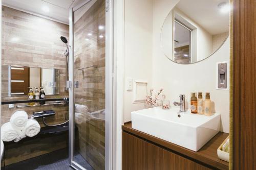 東京にある超级奢华 近秋叶原东京站Kaoa奢华套房带厨房 超豪华戴森&POLA顶级配置 4分钟到东京站 3分钟到地铁の洗面台とシャワー付きのバスルーム