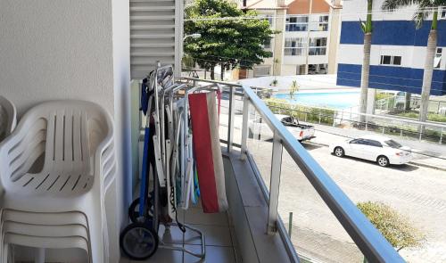 uma varanda com um corrimão branco com esquis em Apto dois quartos pertinho da praia em Florianópolis
