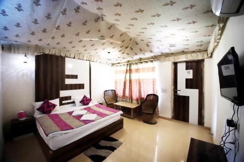 a bedroom with a bed and a table and chairs at Virat Resorts, Sariska Rajasthan in Bairāt