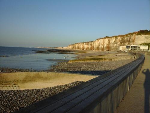 une ombre d'une personne debout à côté d'une plage dans l'établissement a la Bon'Heur, à Saint-Valery-en-Caux