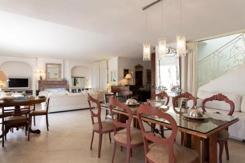 a dining room with a table and chairs and a bedroom at Dans villa spa hammam sauna piscine, 5 chambres in Juan-les-Pins