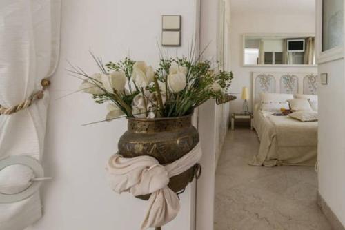 a vase filled with white flowers in a room at Dans villa spa hammam sauna piscine, 5 chambres in Juan-les-Pins