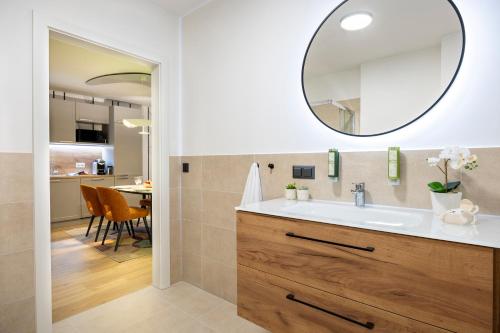 La salle de bains est pourvue d'un lavabo et d'un miroir. dans l'établissement Somerset Schönbrunn Vienna, à Vienne