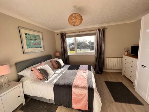 Ein Bett oder Betten in einem Zimmer der Unterkunft Amble View - Coastal home with amazing sea views