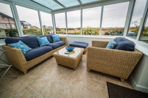 Ein Sitzbereich in der Unterkunft Amble View - Coastal home with amazing sea views