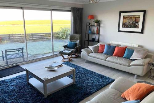 Ein Sitzbereich in der Unterkunft Amble View - Coastal home with amazing sea views