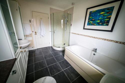 Ein Badezimmer in der Unterkunft Amble View - Coastal home with amazing sea views