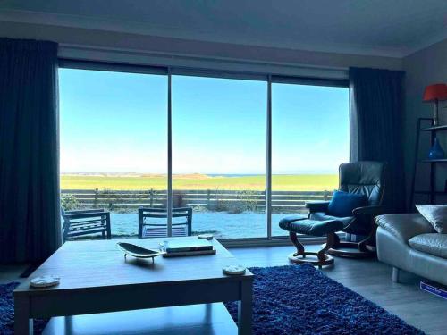 Ein Sitzbereich in der Unterkunft Amble View - Coastal home with amazing sea views