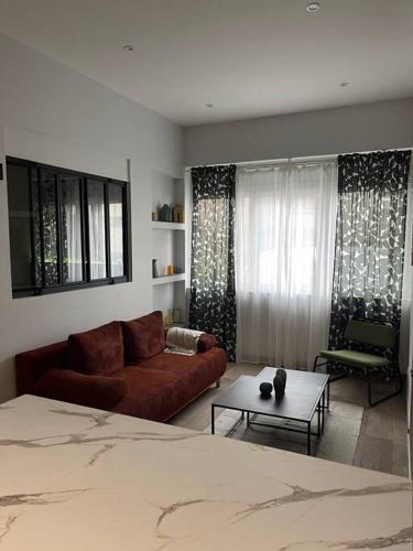 un salon avec un canapé et une table dans l'établissement The Place to be Lyon 7, à Lyon