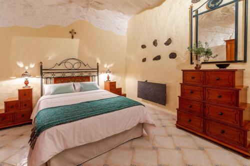 Säng eller sängar i ett rum på Casa cueva El Balcón del Cortijo