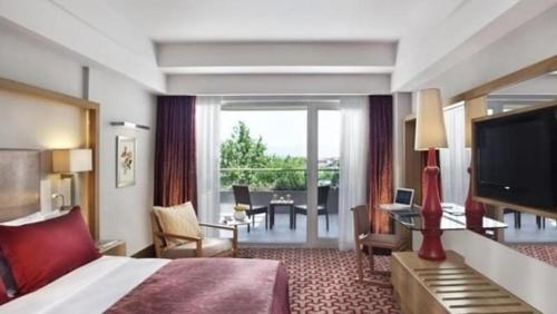 une chambre d'hôtel avec un lit et un salon dans l'établissement Nırvanadasınız, à Istanbul